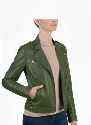 Informal dama estilo biker con mangas pespunteadas